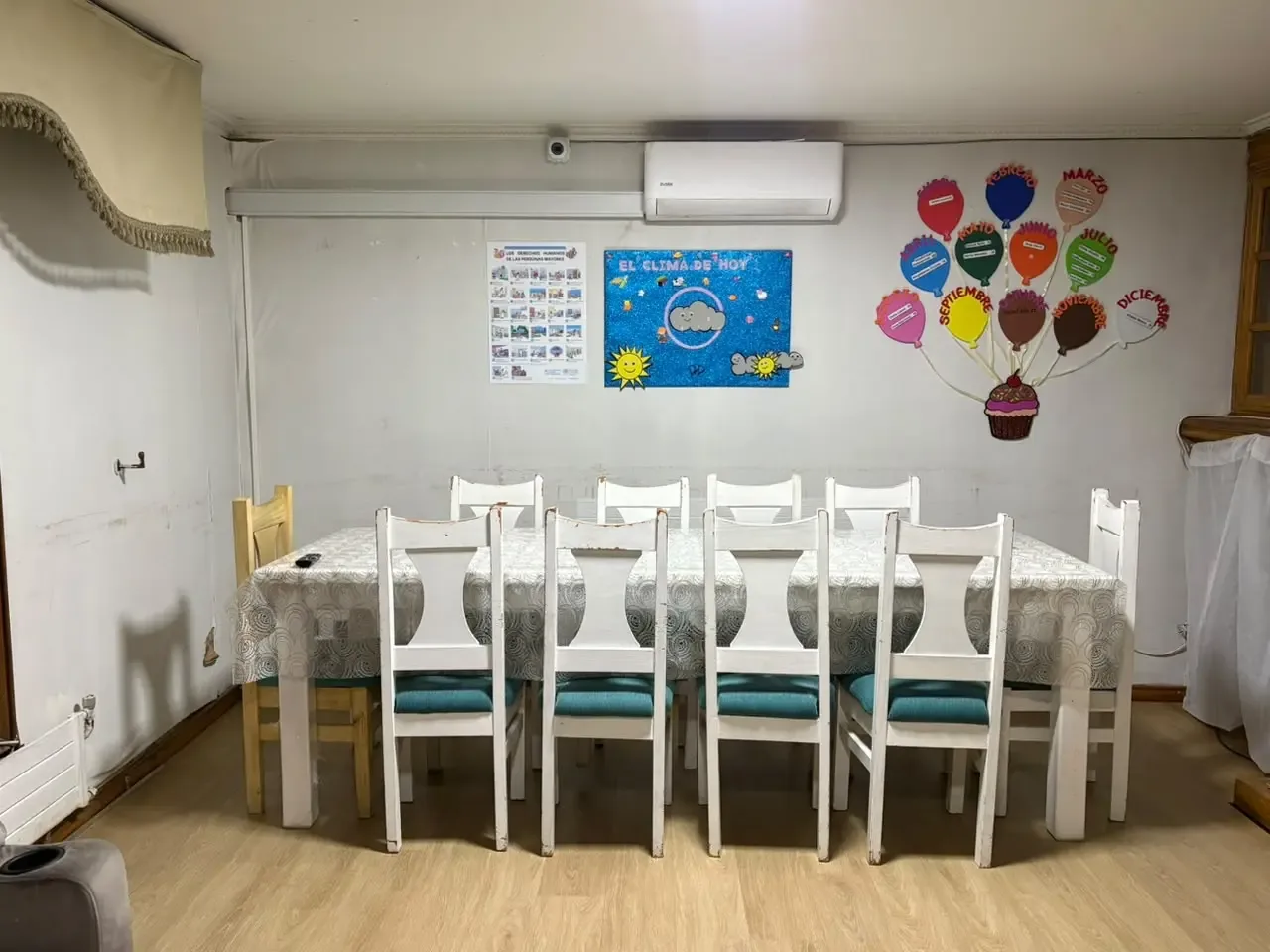 Comedor de Puertas de Alcalá con una mesa amplia y sillas blancas.