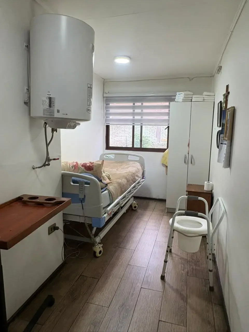 Habitación de Eduardo Aranis con cama articulada y armario junto a la ventana.