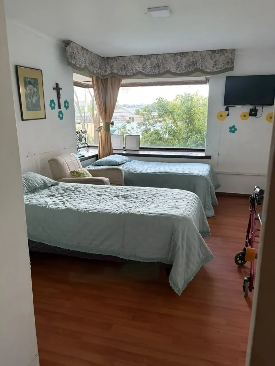 Habitación de Puertas de Alcalá con dos camas junto a una ventana amplia.