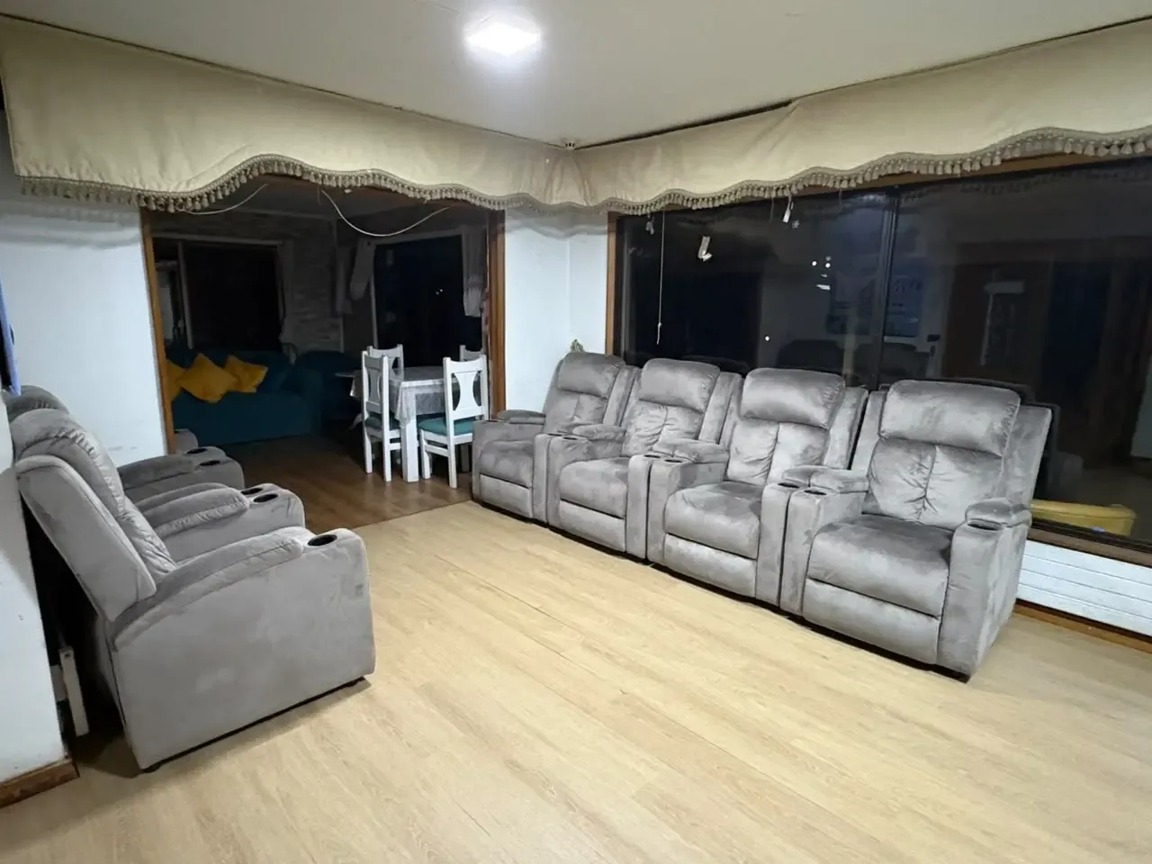 Sala de Puertas de Alcalá con sillones reclinables junto a los ventanales.